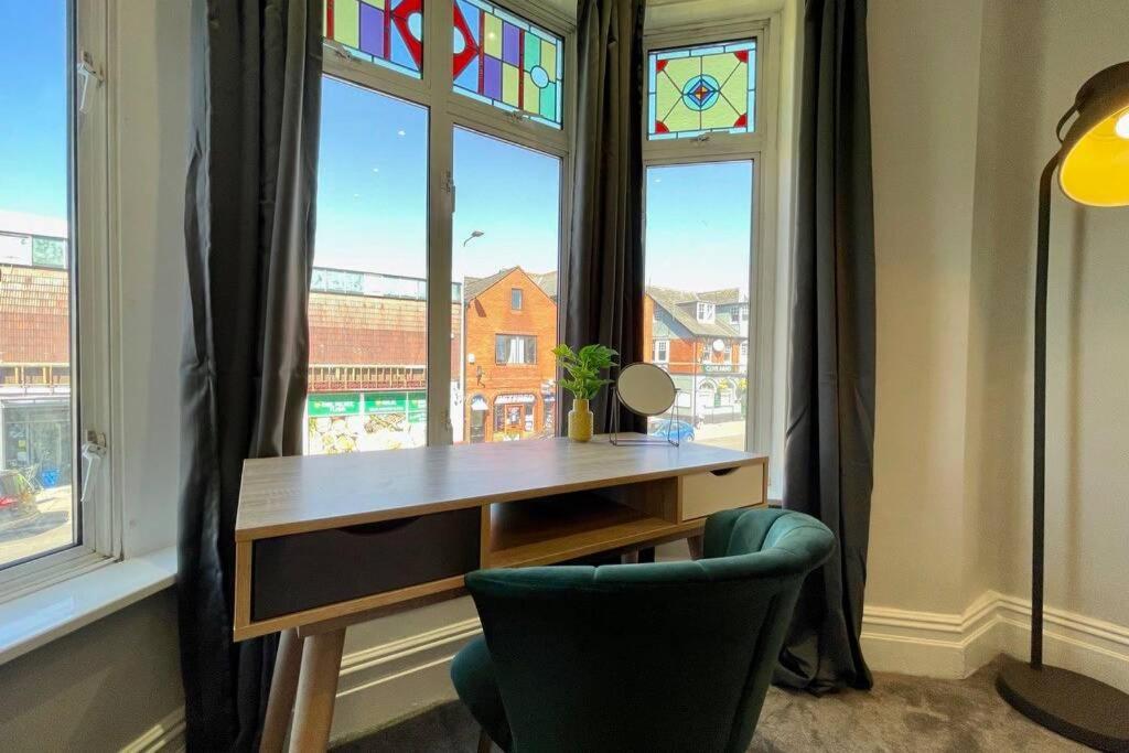 Large House Near Victoria Park For Groups, 10 Mins Bus To City Centre Кардиф Екстериор снимка