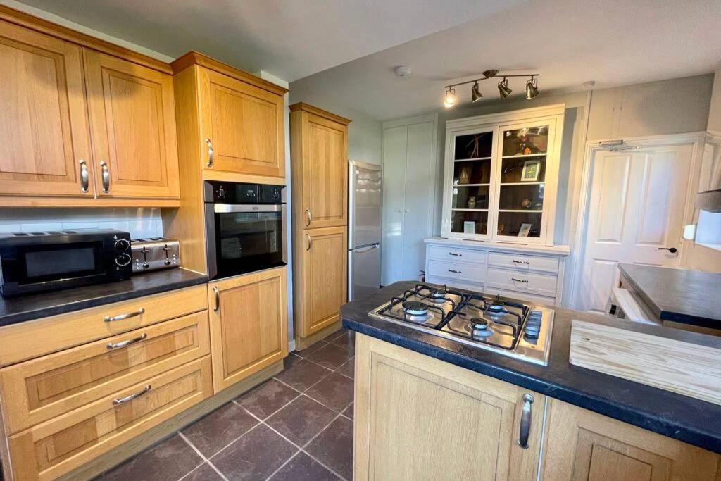 Large House Near Victoria Park For Groups, 10 Mins Bus To City Centre Кардиф Екстериор снимка