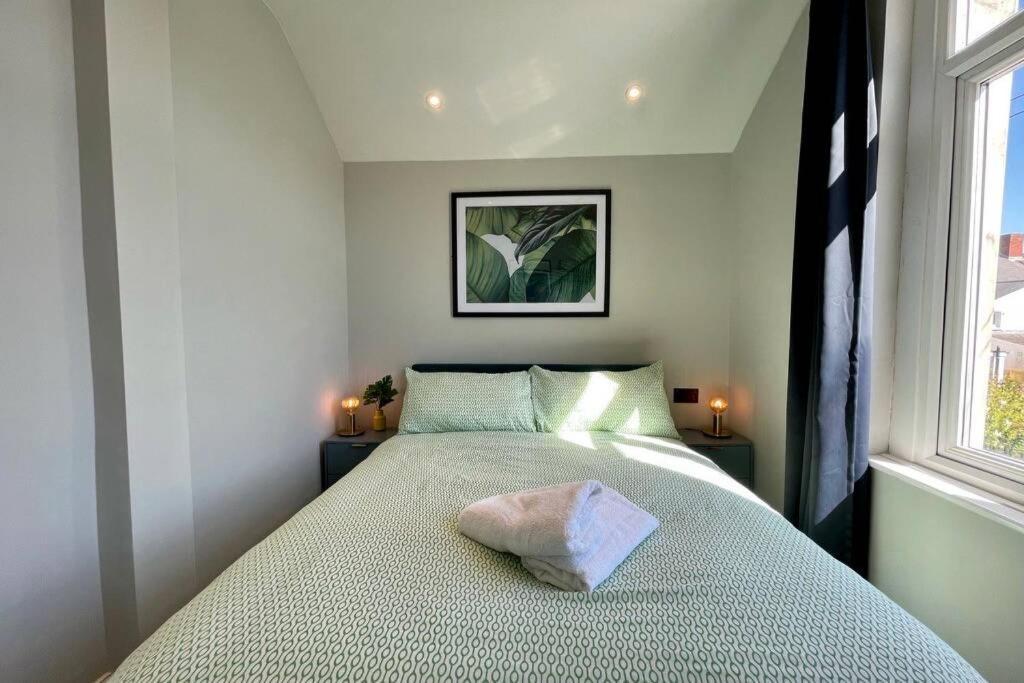 Large House Near Victoria Park For Groups, 10 Mins Bus To City Centre Кардиф Екстериор снимка
