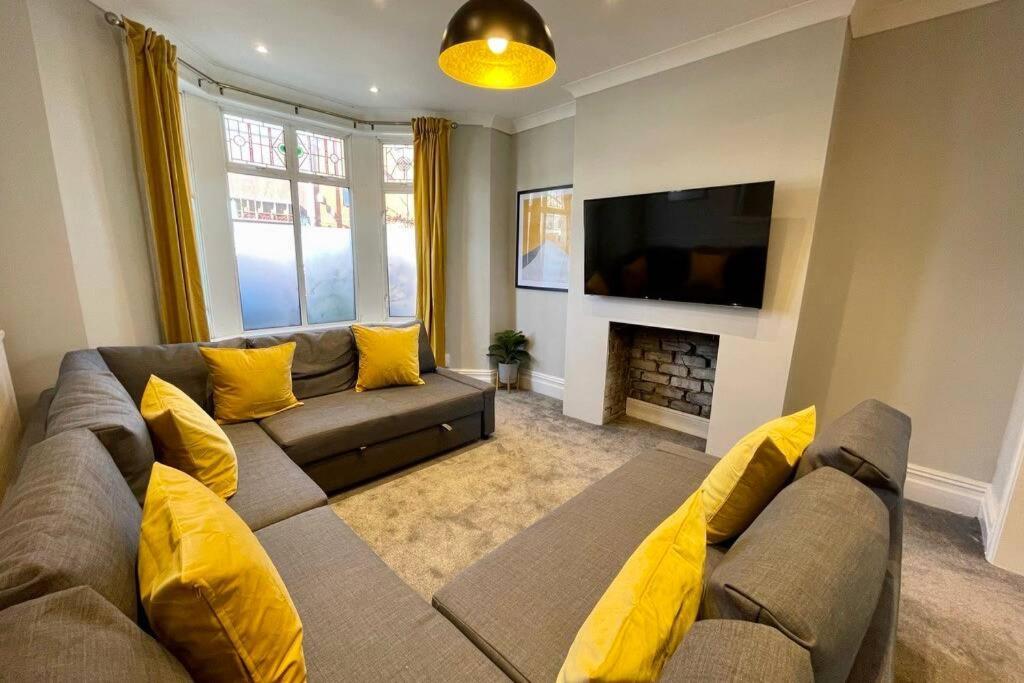 Large House Near Victoria Park For Groups, 10 Mins Bus To City Centre Кардиф Екстериор снимка