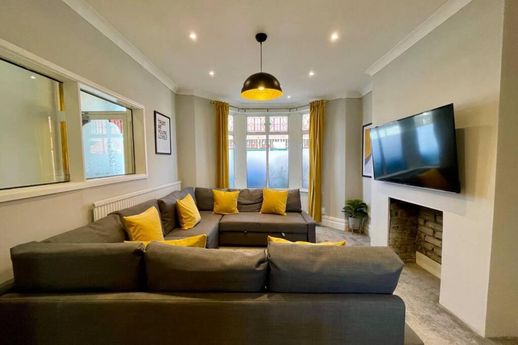 Large House Near Victoria Park For Groups, 10 Mins Bus To City Centre Кардиф Екстериор снимка