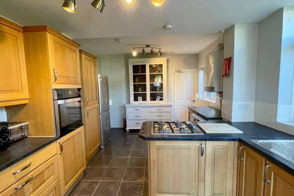 Large House Near Victoria Park For Groups, 10 Mins Bus To City Centre Кардиф Екстериор снимка