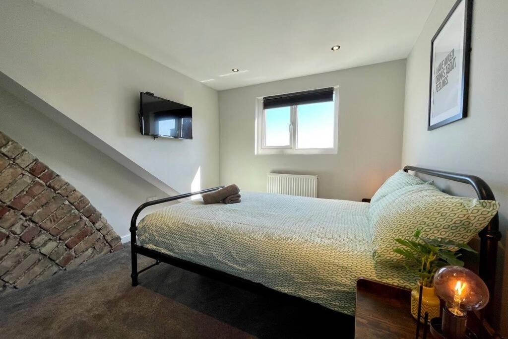 Large House Near Victoria Park For Groups, 10 Mins Bus To City Centre Кардиф Екстериор снимка