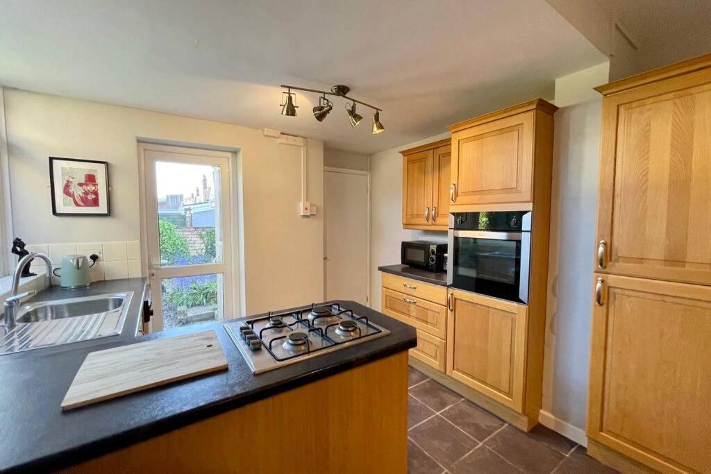 Large House Near Victoria Park For Groups, 10 Mins Bus To City Centre Кардиф Екстериор снимка