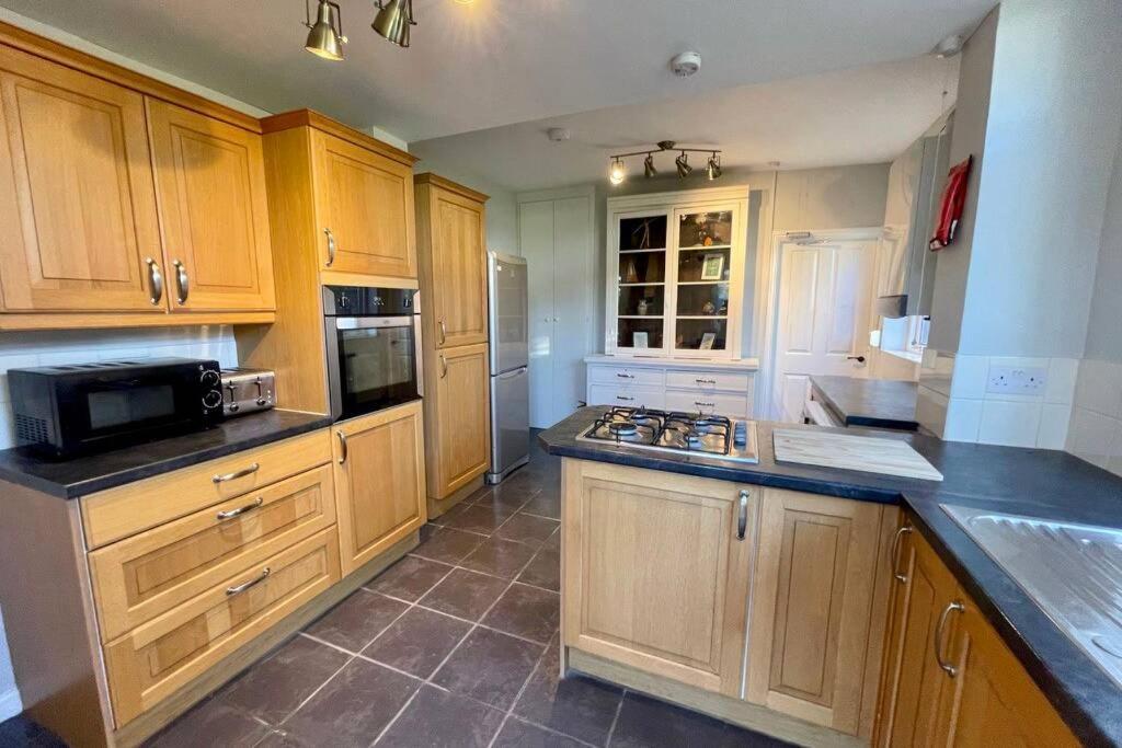 Large House Near Victoria Park For Groups, 10 Mins Bus To City Centre Кардиф Екстериор снимка