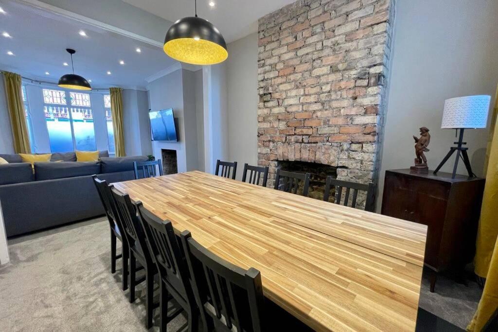 Large House Near Victoria Park For Groups, 10 Mins Bus To City Centre Кардиф Екстериор снимка