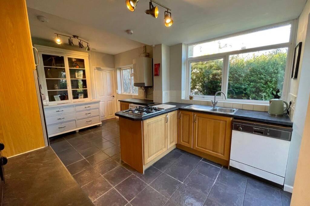 Large House Near Victoria Park For Groups, 10 Mins Bus To City Centre Кардиф Екстериор снимка