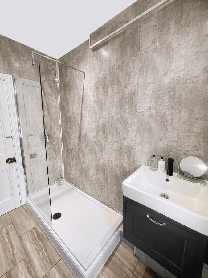 Large House Near Victoria Park For Groups, 10 Mins Bus To City Centre Кардиф Екстериор снимка